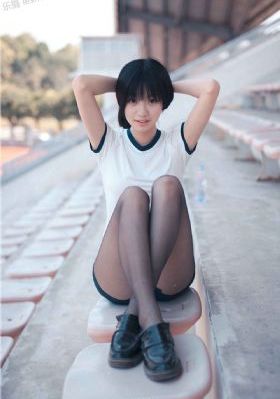 年轻的妈妈观看